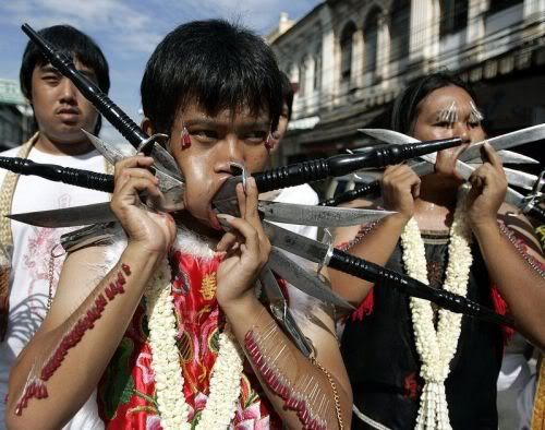 Ritual Pembersihan Diri yang Paling Mengerikan di Thailand